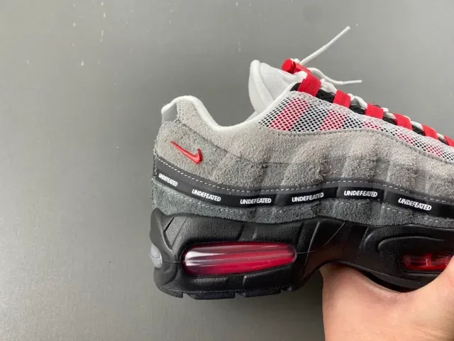 Nike رمادي أحمر مقسم مرئي Air Cushioning طبقي سويد و شبكة علوية نمط حياة أحذية رياضية 3