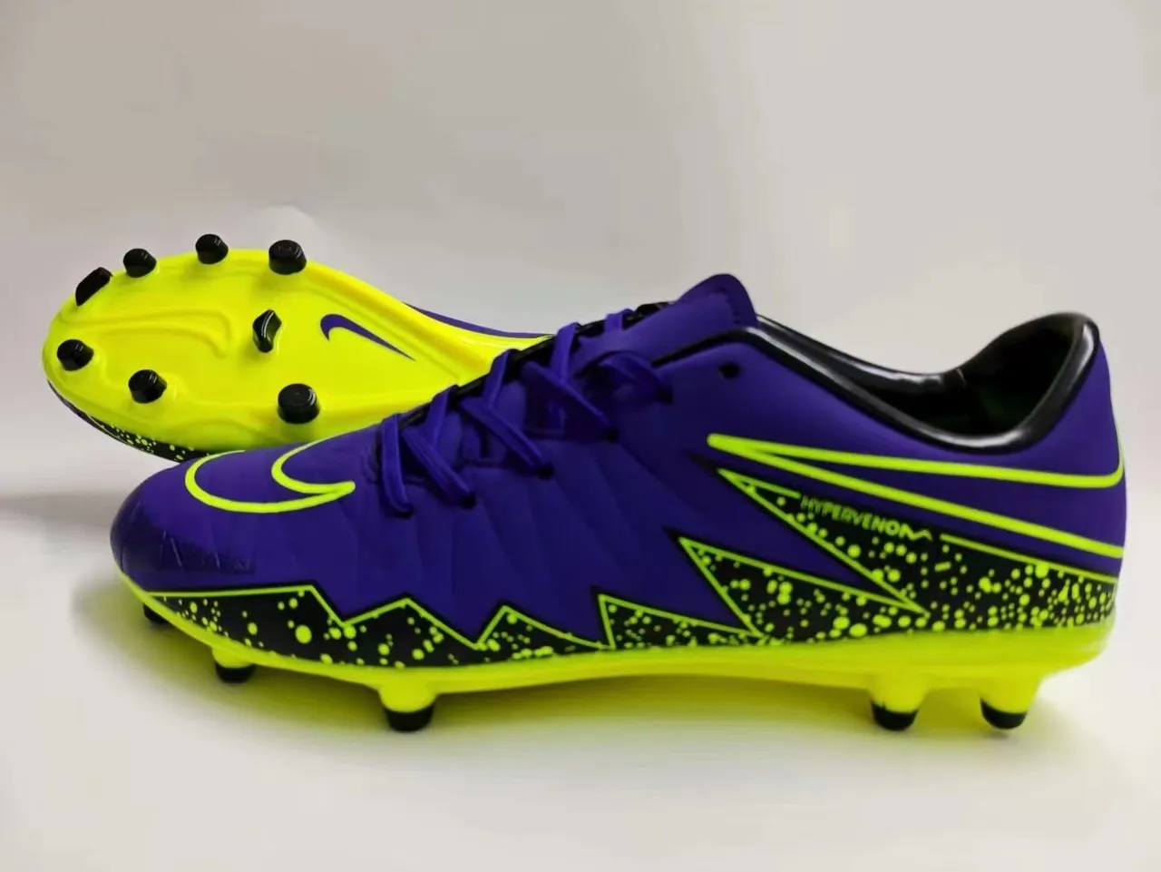 Nike HyperVenom بنفسجي أصفر منخفض القطع علوي اصطناعي نمط شيفرون طبقة مقدمة أرضية ثابتة أحذية كرة القدم 8