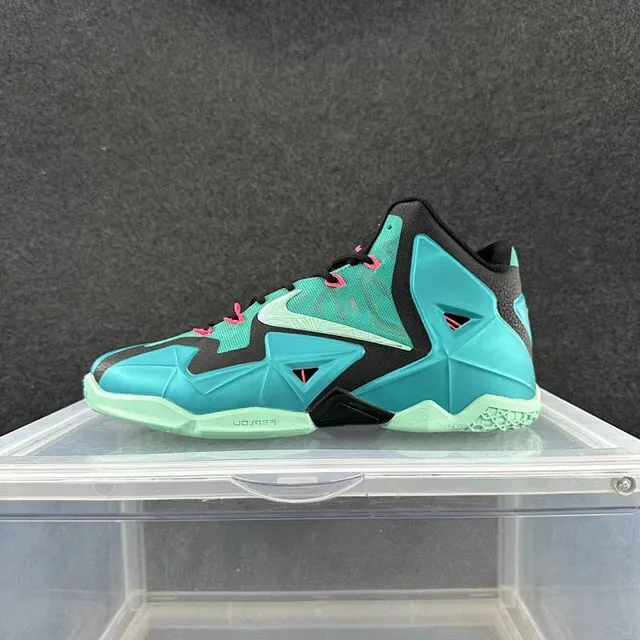 Nike LeBron أزرق أسود هندسي Molded Cage Overlay High-Top Silhouette أحذية كرة السلة 2
