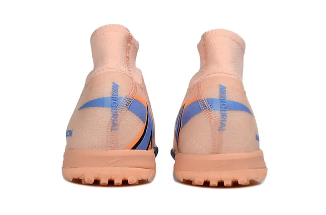 Nike Sapatos de futebol Turf com upper Flyknit laranja e azul, gola sock-fit 4