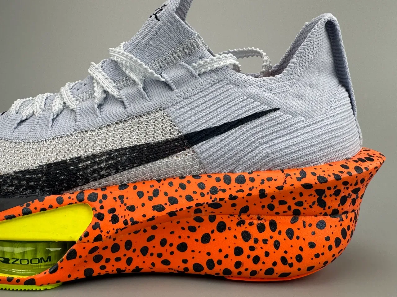 Nike 橙灰针织鞋面斑点中底跑鞋 3