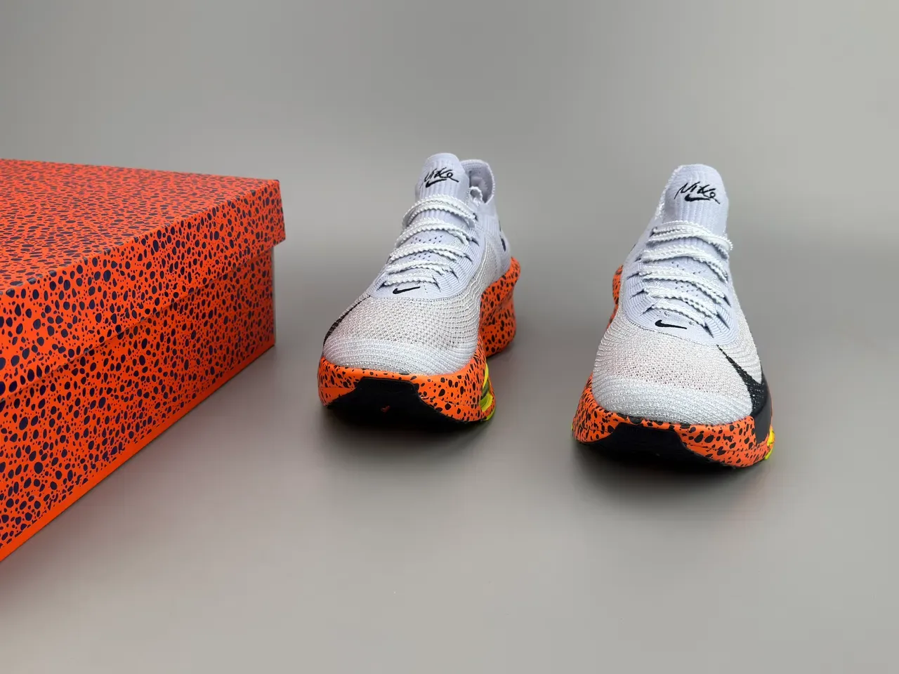 Nike 橙灰针织鞋面斑点中底跑鞋 5