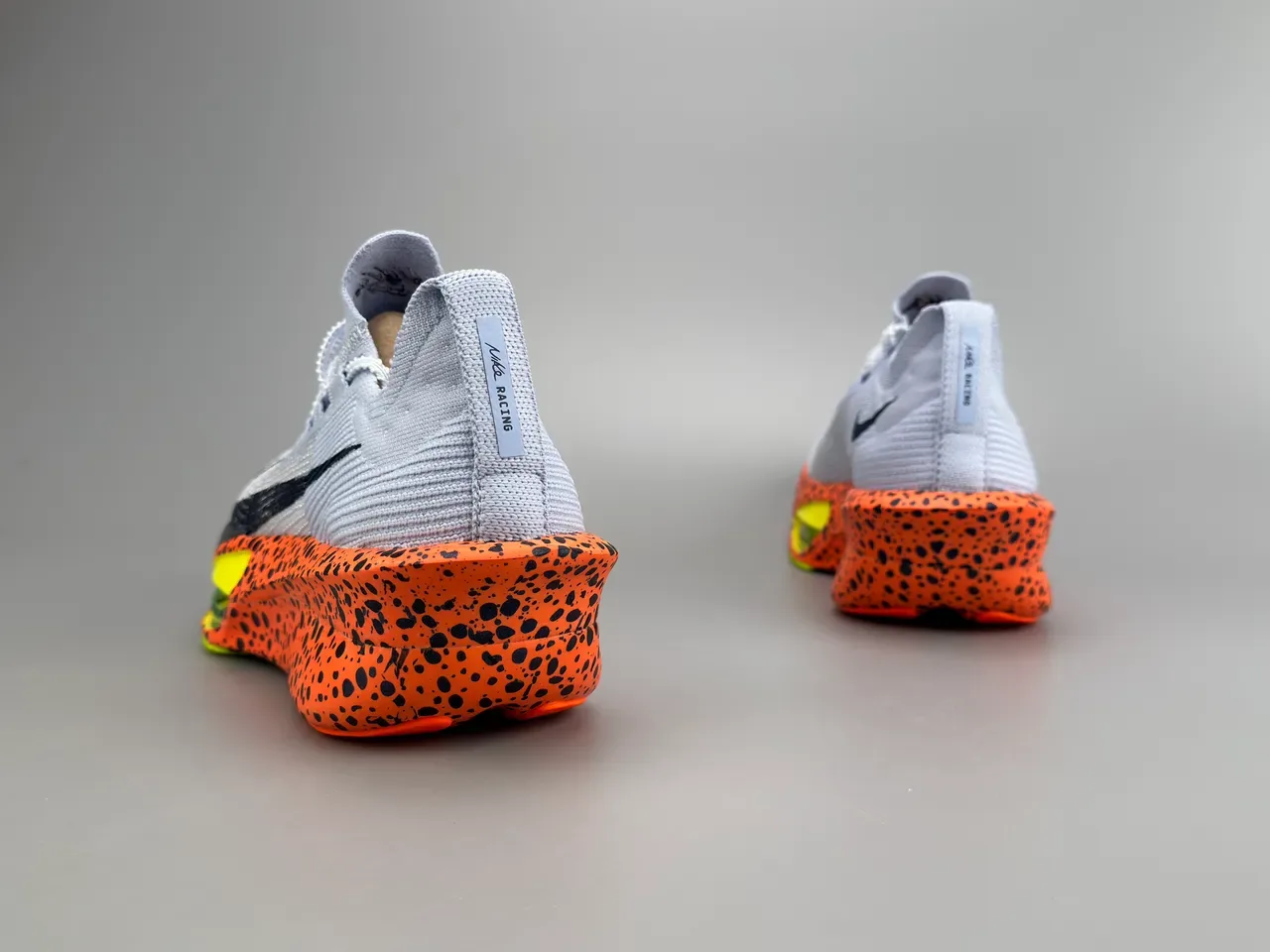 Nike 橙灰针织鞋面斑点中底跑鞋 6
