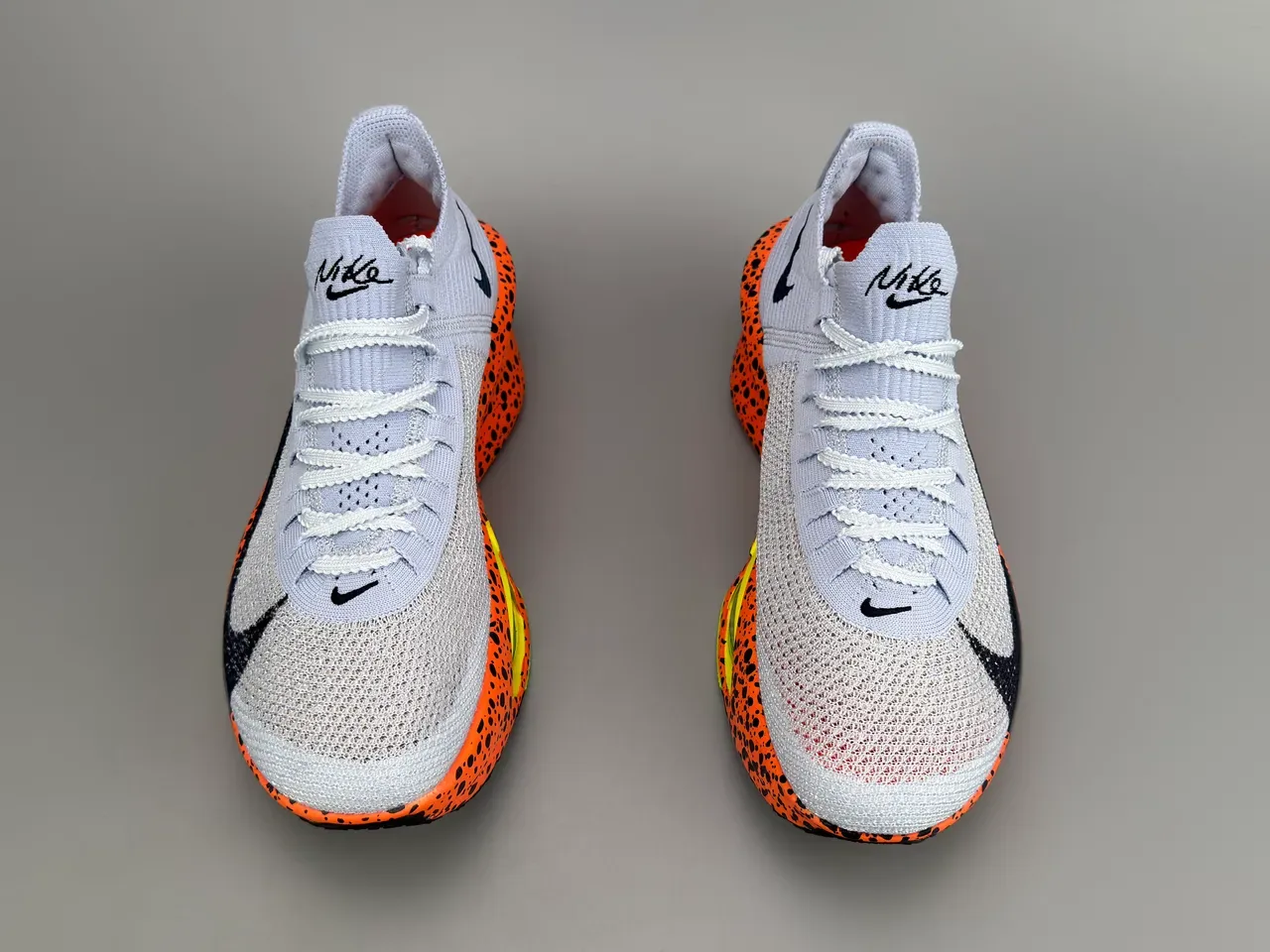 Nike 橙灰针织鞋面斑点中底跑鞋 7