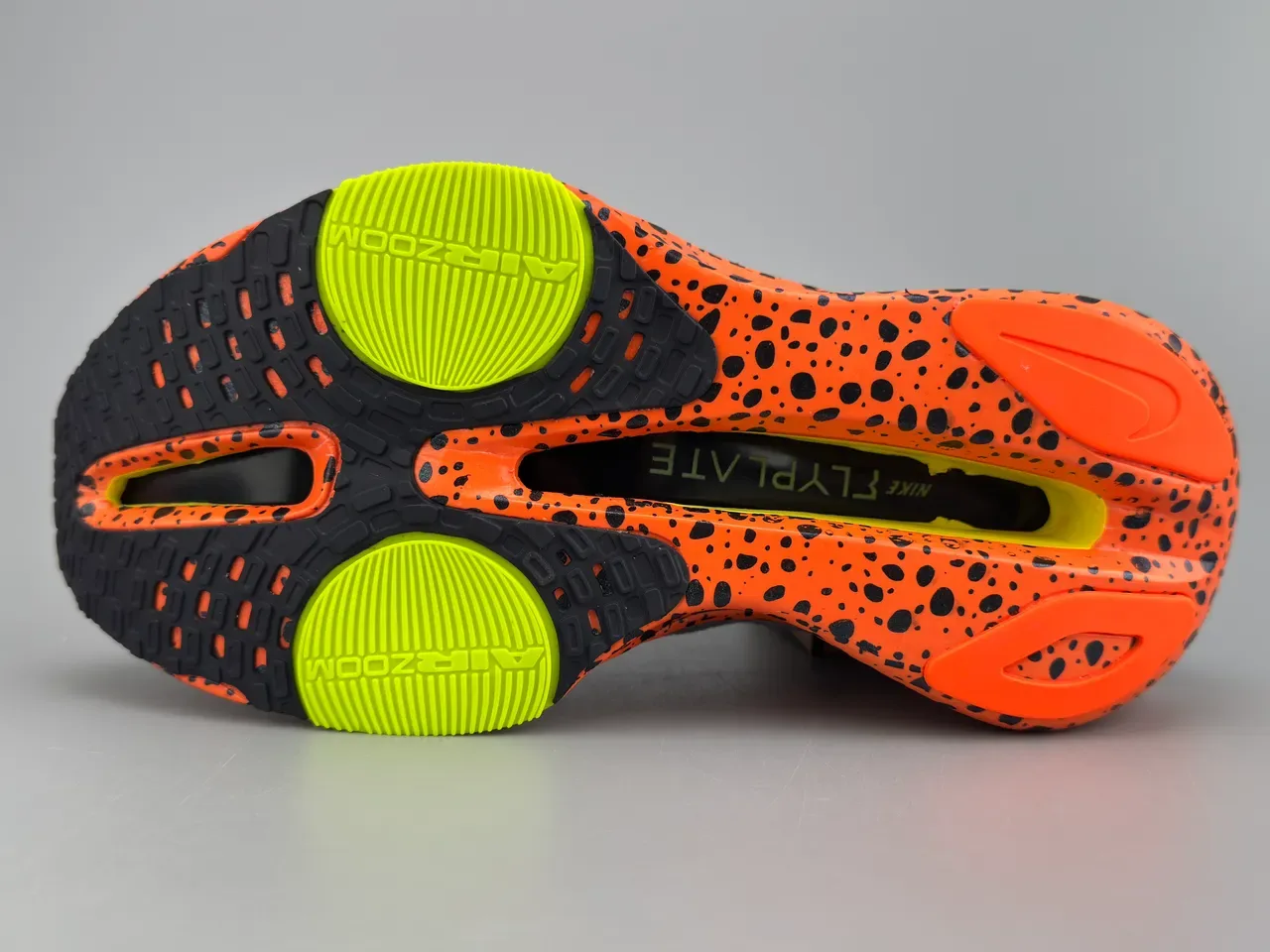 Nike 橙灰针织鞋面斑点中底跑鞋 8