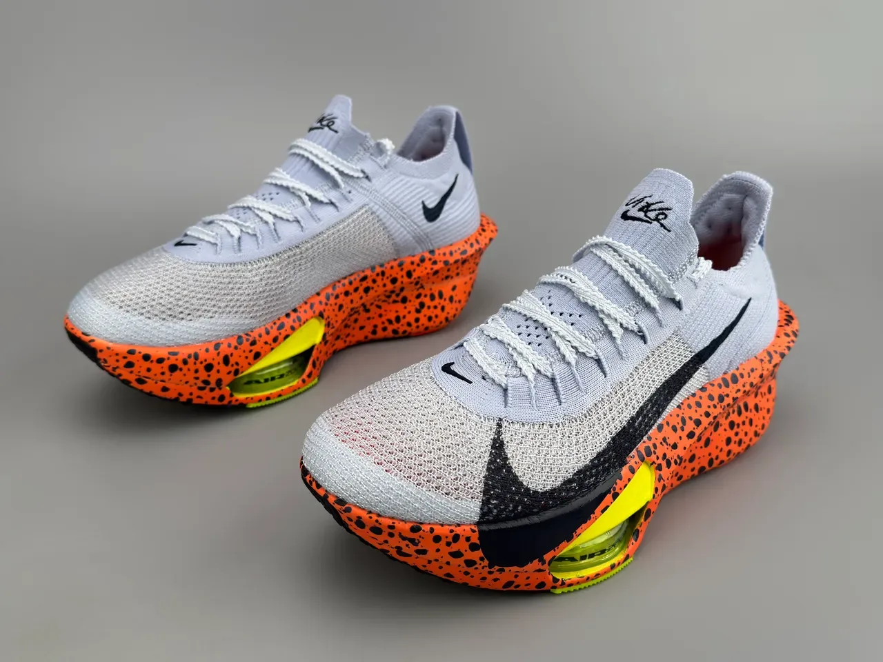 Nike 橙灰针织鞋面斑点中底跑鞋 9