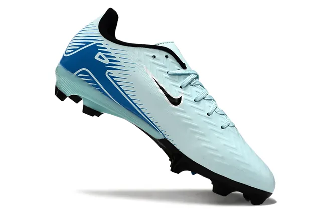 Nike Phantom GT Chaussures de football bleu noir low-cut avec upper synthétique et texture chevron pour terrain ferme 2