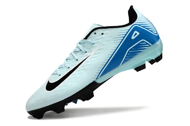 Nike Phantom GT Chaussures de football bleu noir low-cut avec upper synthétique et texture chevron pour terrain ferme 3
