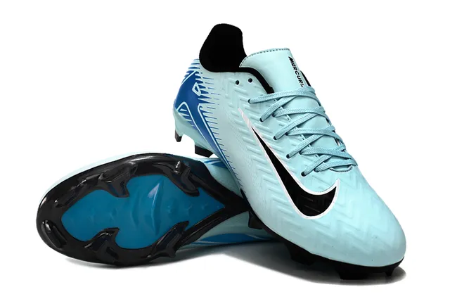 Nike Phantom GT Chaussures de football bleu noir low-cut avec upper synthétique et texture chevron pour terrain ferme 4