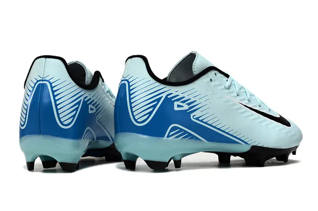 Nike Phantom GT Chaussures de football bleu noir low-cut avec upper synthétique et texture chevron pour terrain ferme 5