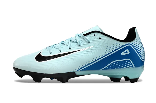 Nike Phantom GT Chaussures de football bleu noir low-cut avec upper synthétique et texture chevron pour terrain ferme 7