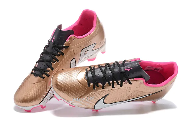 Nike Phantom GT Zapatos de fútbol con superficie sintética en color dorado rosa metálico con studs de acento brillante para terreno firme 2