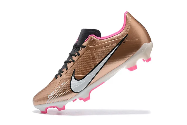 Nike Phantom GT Zapatos de fútbol con superficie sintética en color dorado rosa metálico con studs de acento brillante para terreno firme 4
