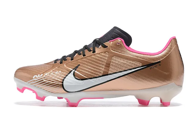 Nike Phantom GT Zapatos de fútbol con superficie sintética en color dorado rosa metálico con studs de acento brillante para terreno firme 10