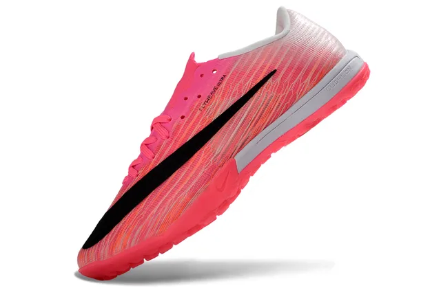Nike Sapatos de futebol rosa preto Flyweave upper gradiente turf 3