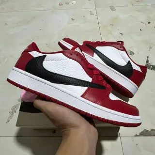 Nike Tênis Lifestyle Vermelho e Branco Low-Top com Painéis de Couro