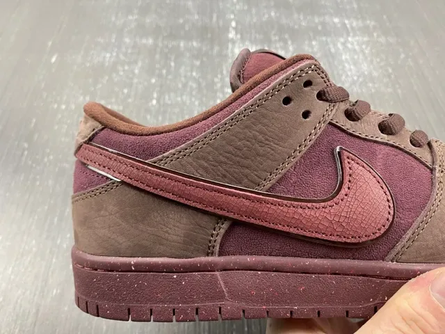 耐克 SB Dunk Low 酒红棕滑板鞋 9