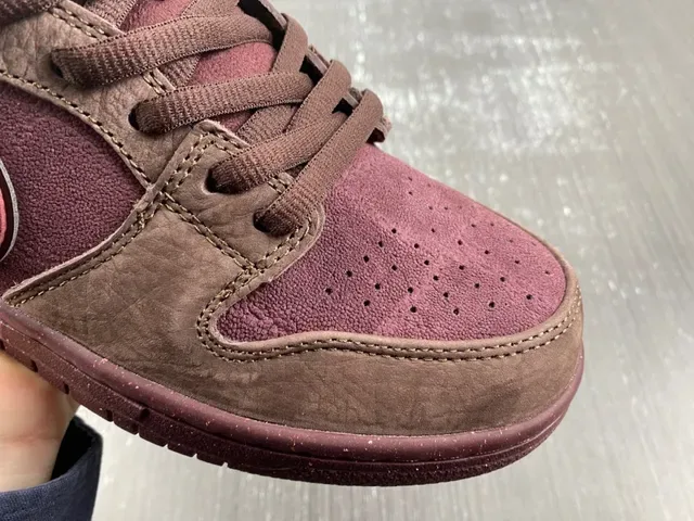 耐克 SB Dunk Low 酒红棕滑板鞋 10