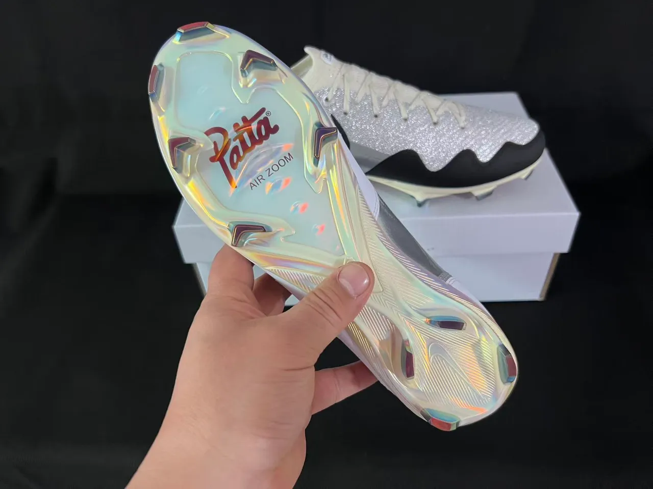 Nike 银白闪光鞋面 Swoosh 覆盖物 钉地足球鞋 2