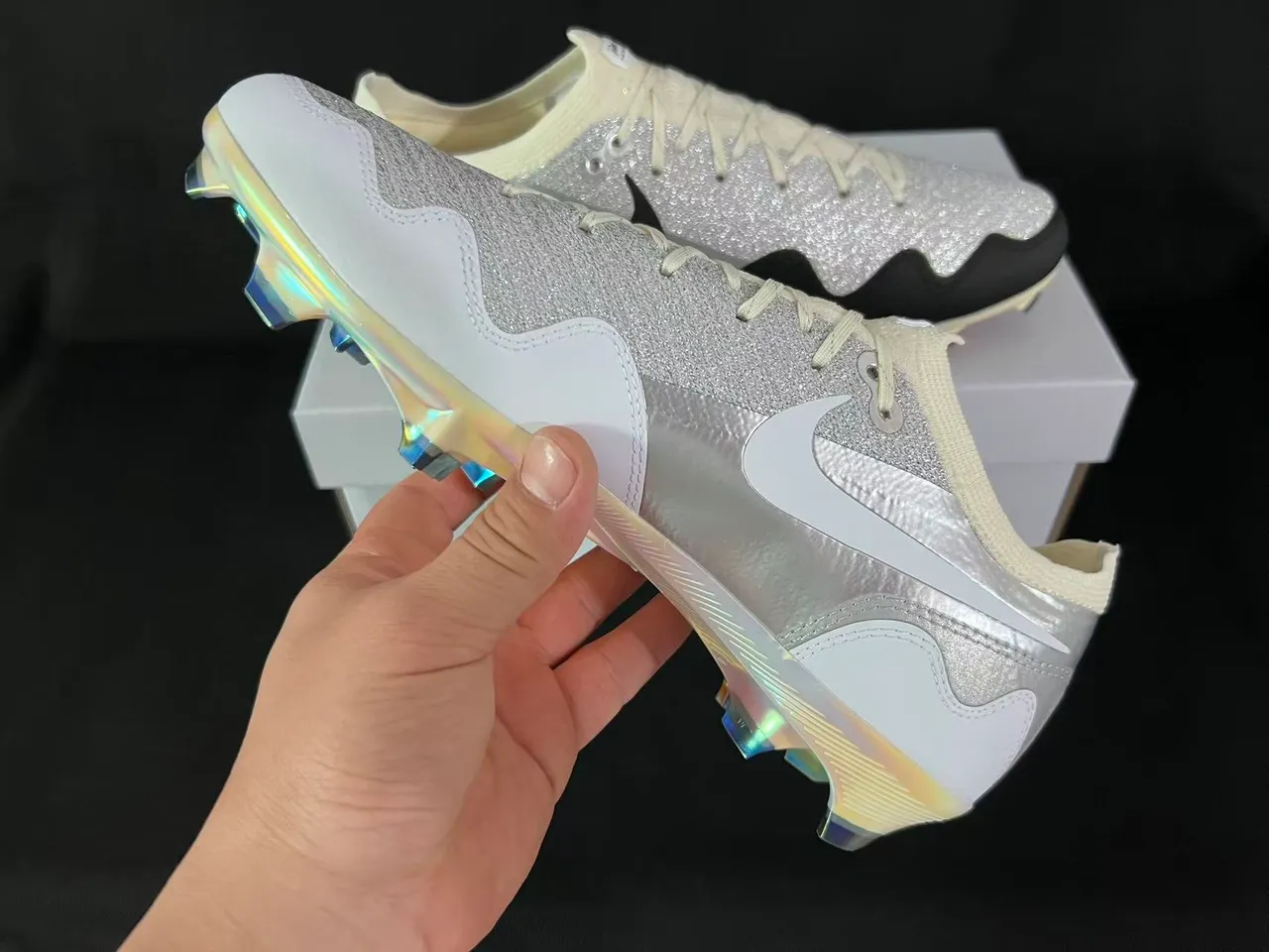 Nike 银白闪光鞋面 Swoosh 覆盖物 钉地足球鞋 4