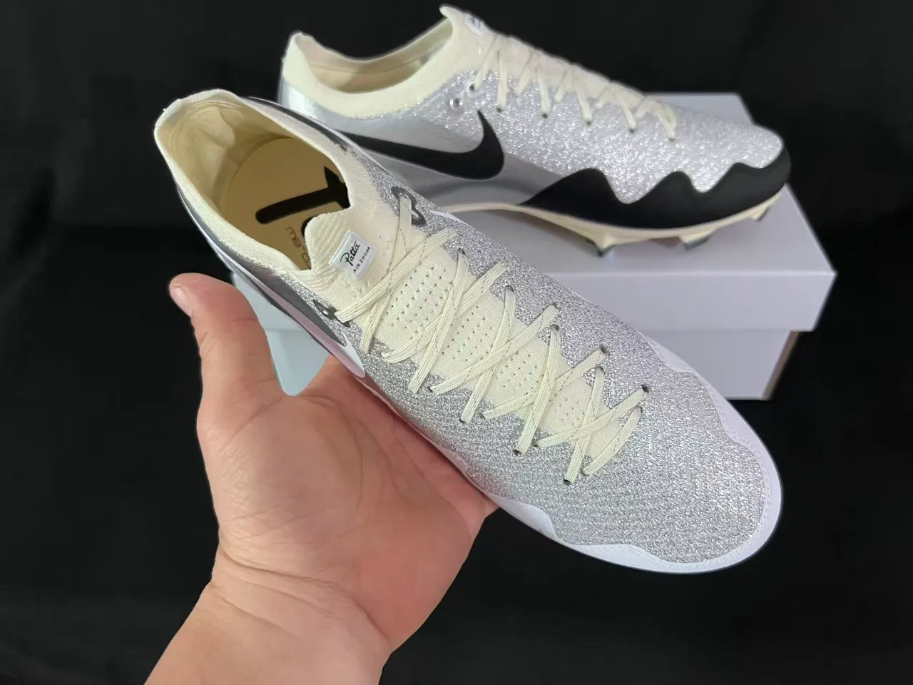 Nike 银白闪光鞋面 Swoosh 覆盖物 钉地足球鞋 5