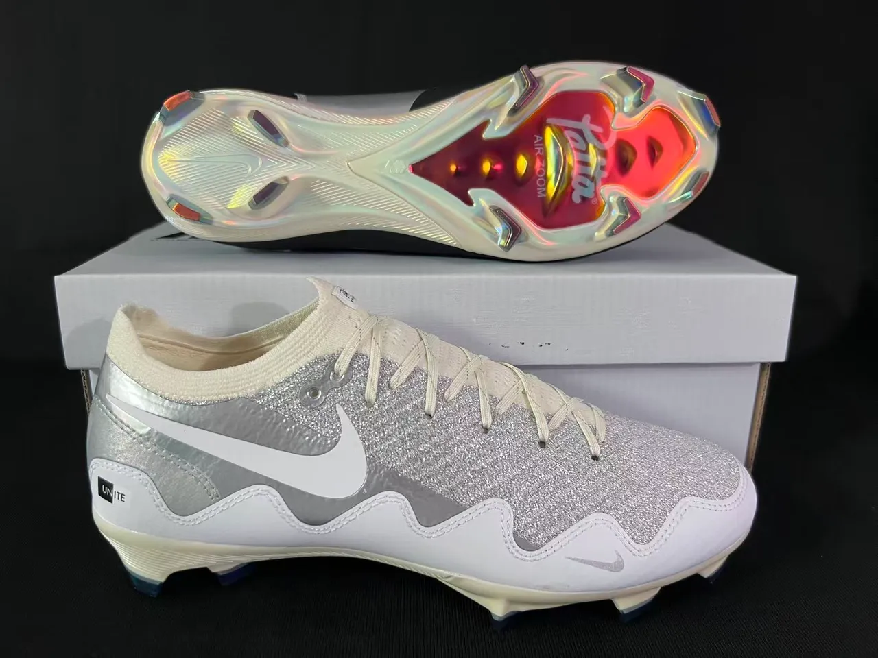 Nike 银白闪光鞋面 Swoosh 覆盖物 钉地足球鞋 6