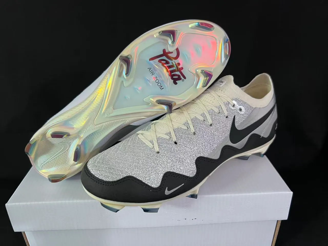 Nike 银白闪光鞋面 Swoosh 覆盖物 钉地足球鞋 7