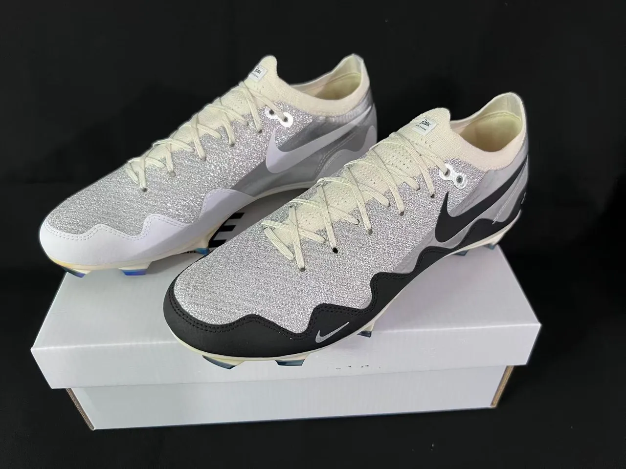 Nike 银白闪光鞋面 Swoosh 覆盖物 钉地足球鞋 9