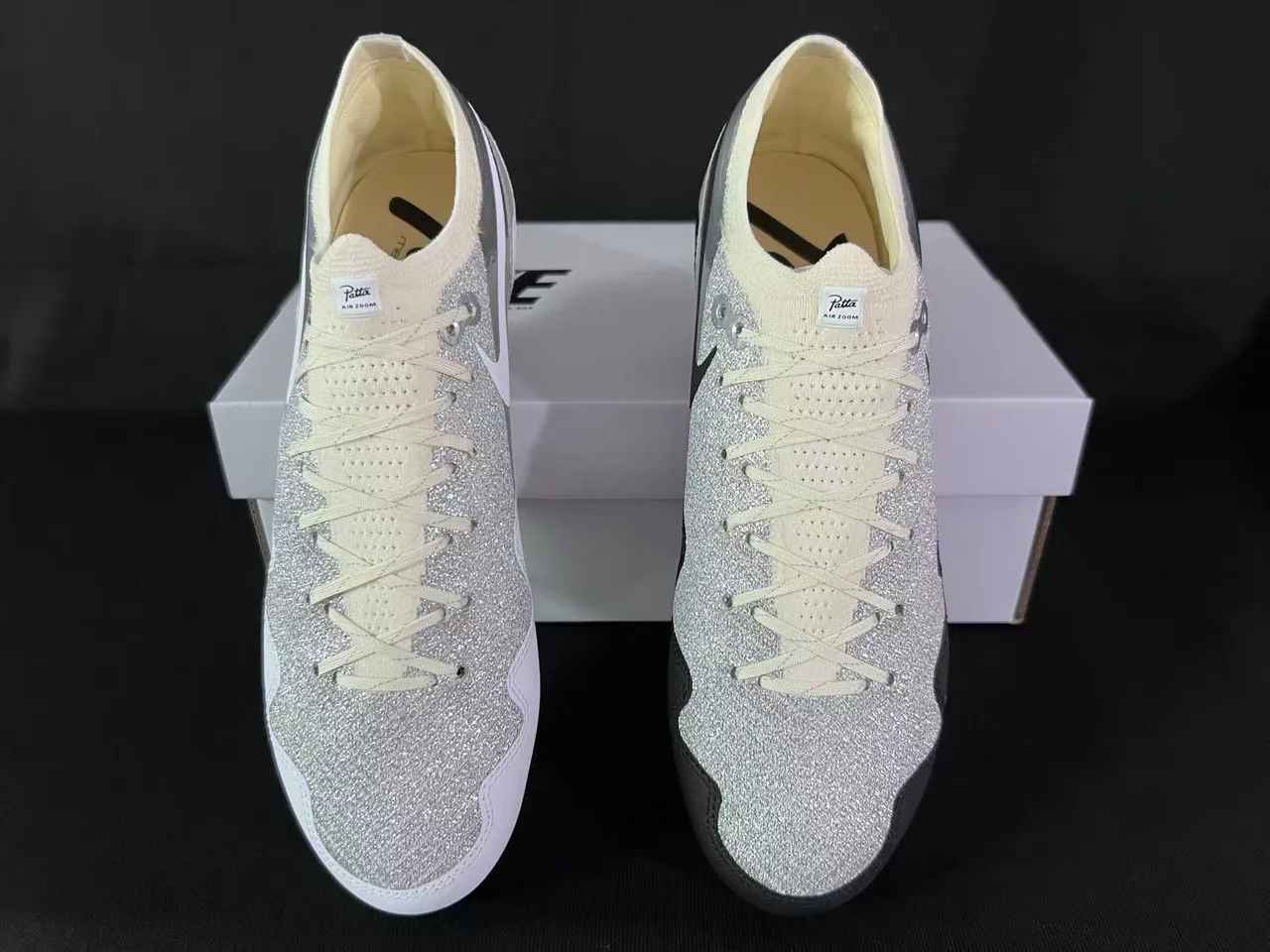 Nike 银白闪光鞋面 Swoosh 覆盖物 钉地足球鞋 10