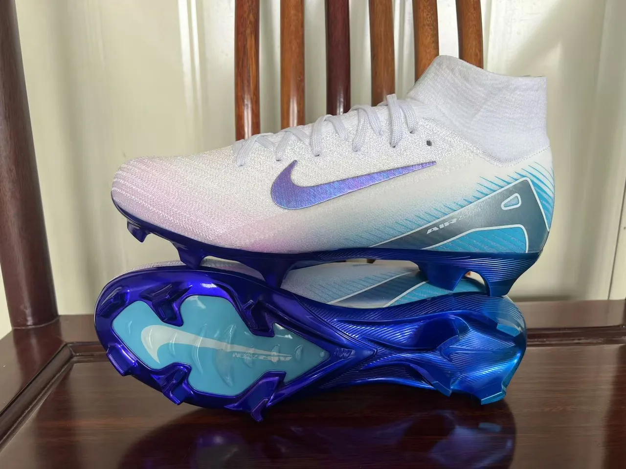 Nike Blanc Bleu Chaussures de Football Talon Haut en Tricot Supérieur Iridescent Swoosh Terrain Ferme 7