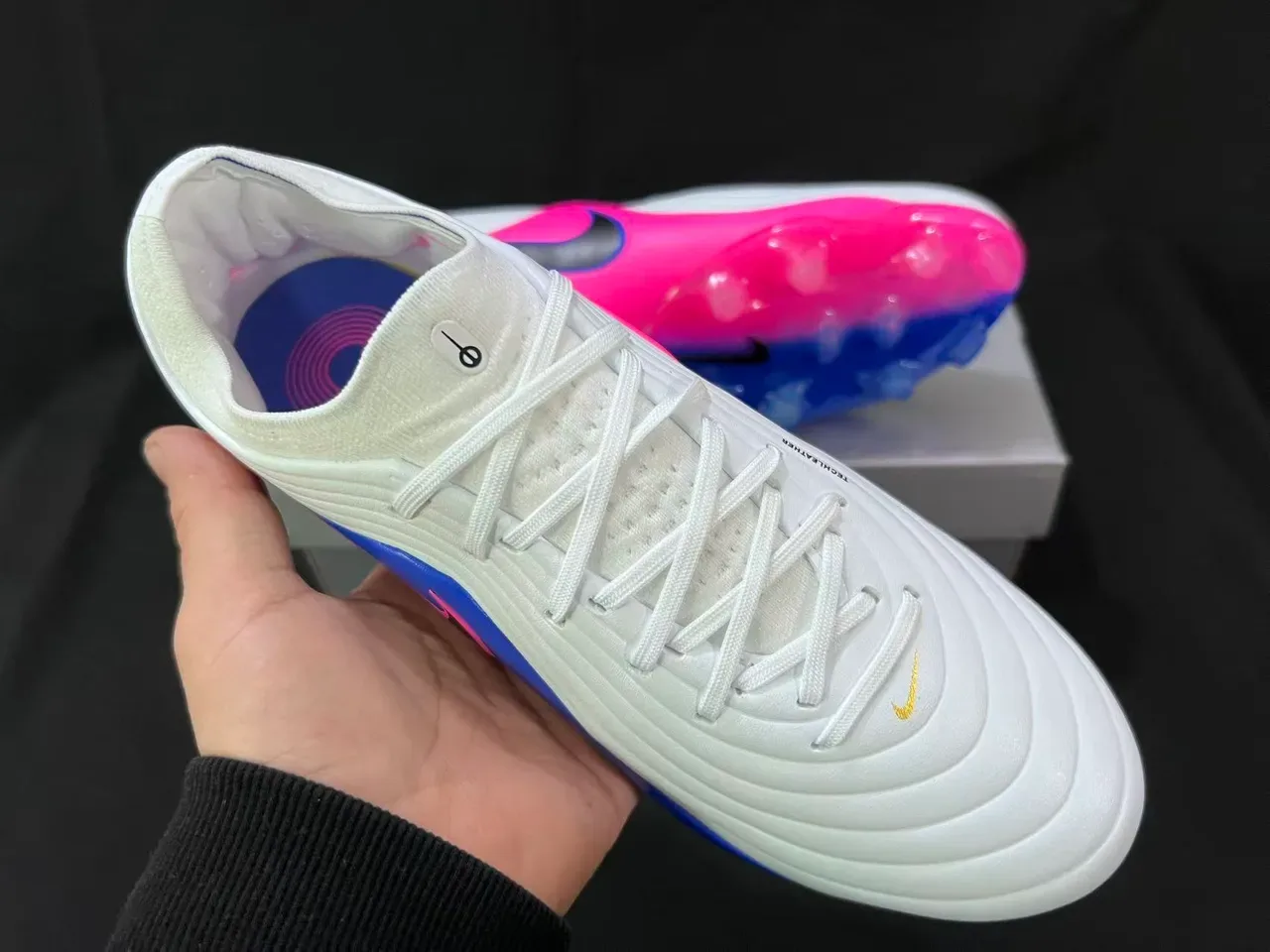 Nike أبيض أزرق أعلى اصطناعي مموج أربطة غير متماثلة أرض صلبة أحذية كرة القدم 4