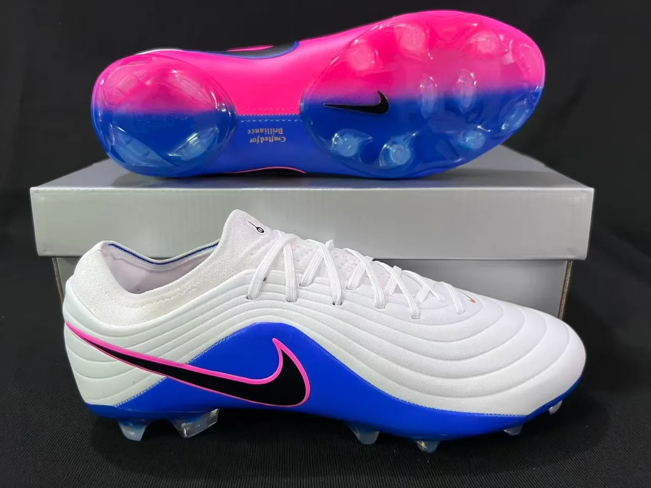 Nike أبيض أزرق أعلى اصطناعي مموج أربطة غير متماثلة أرض صلبة أحذية كرة القدم 6