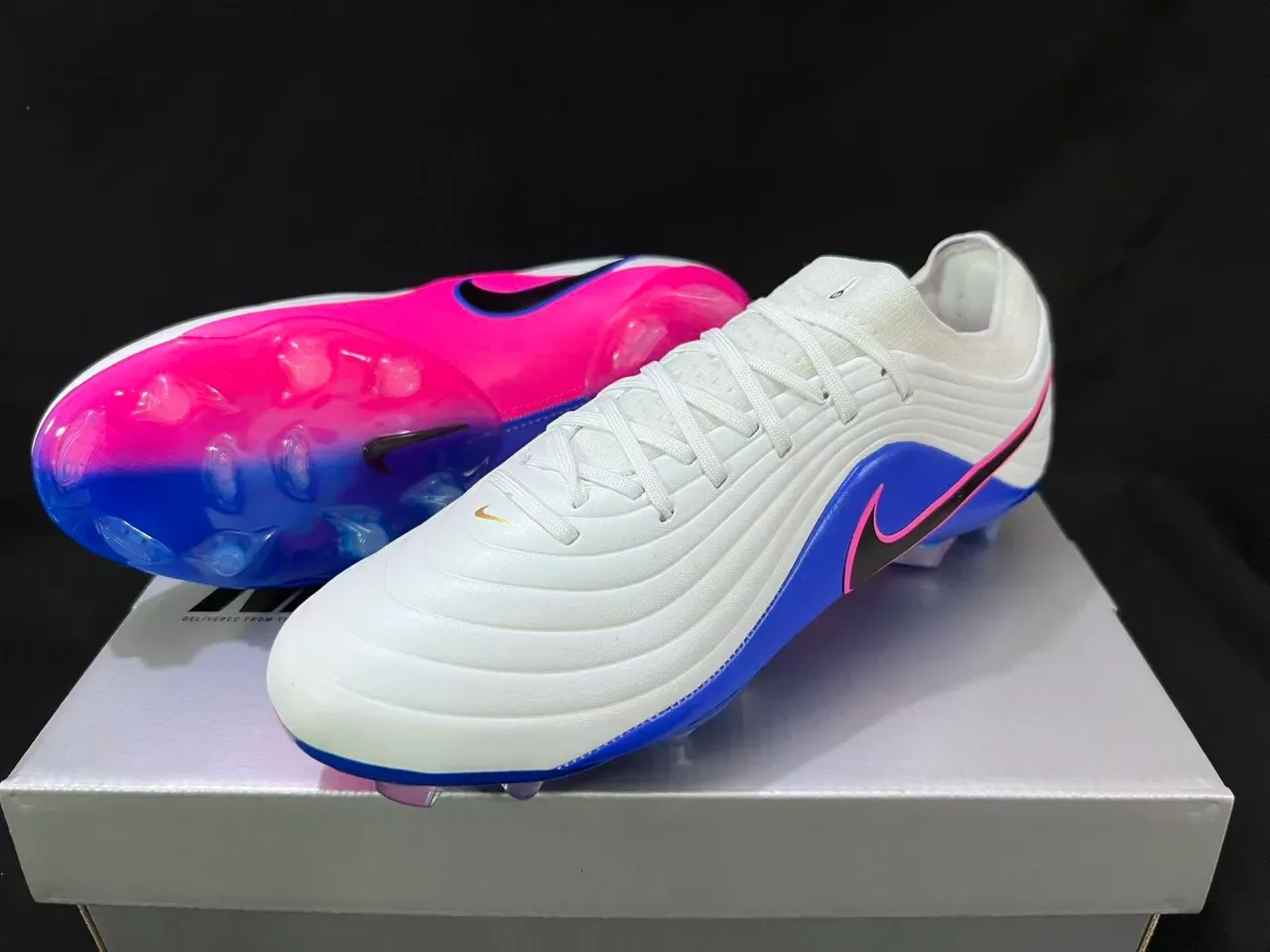 Nike أبيض أزرق أعلى اصطناعي مموج أربطة غير متماثلة أرض صلبة أحذية كرة القدم 8