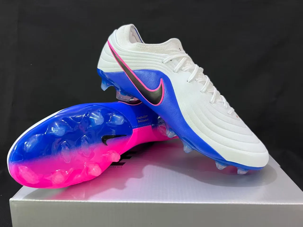 Nike أبيض أزرق أعلى اصطناعي مموج أربطة غير متماثلة أرض صلبة أحذية كرة القدم 9