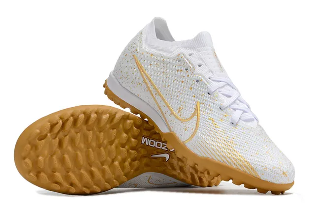 Nike Chaussures de football avec upper en maille blanc doré avec surface turf tachetée 2