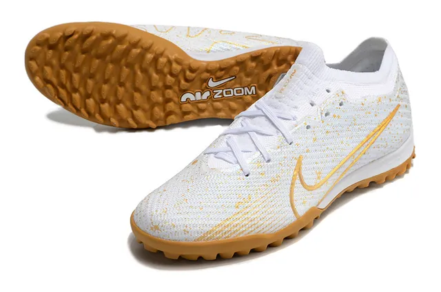 Nike Chaussures de football avec upper en maille blanc doré avec surface turf tachetée 3