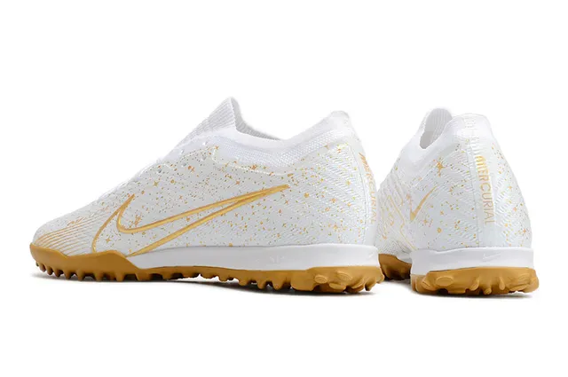 Nike Chaussures de football avec upper en maille blanc doré avec surface turf tachetée 4