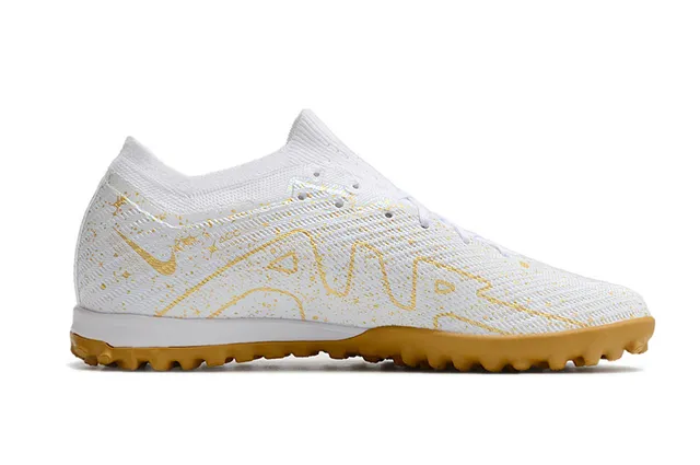 Nike Chaussures de football avec upper en maille blanc doré avec surface turf tachetée 5