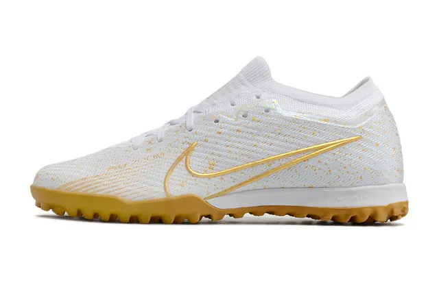 Nike Chaussures de football avec upper en maille blanc doré avec surface turf tachetée 6