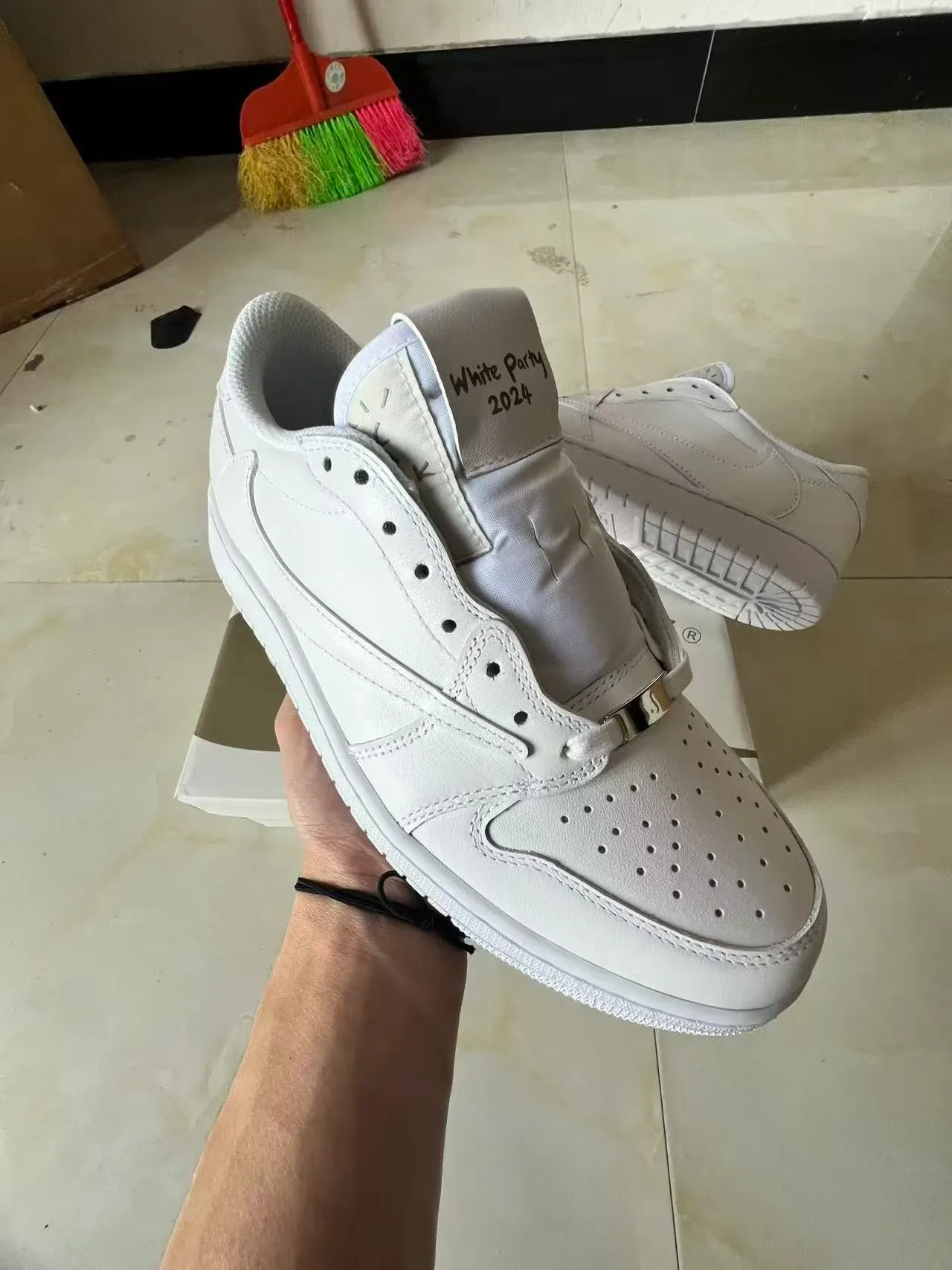 Nike White Laceless Low-Top Leather-Like Upper Lifestyle Sneakers 2