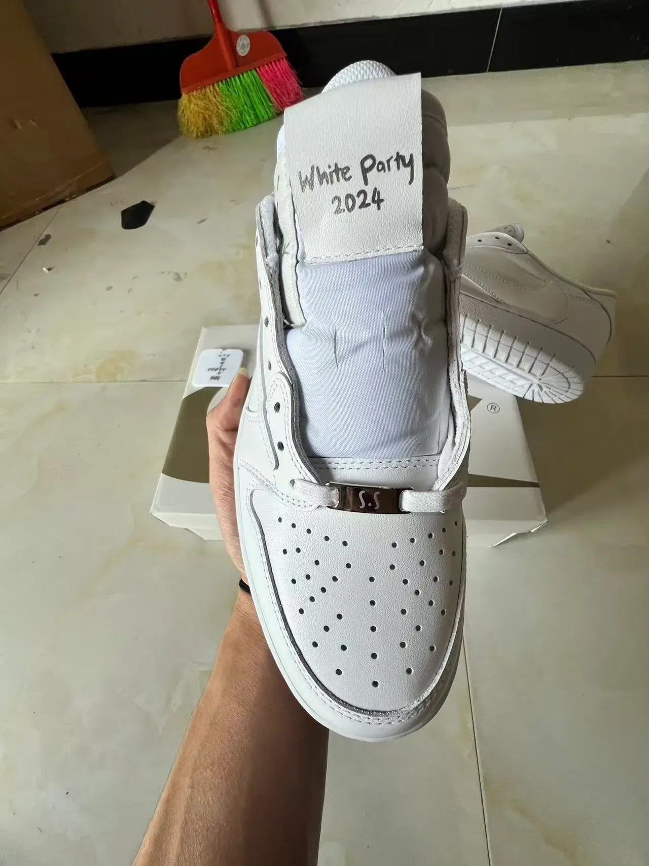 Nike White Laceless Low-Top Leather-Like Upper Lifestyle Sneakers 3