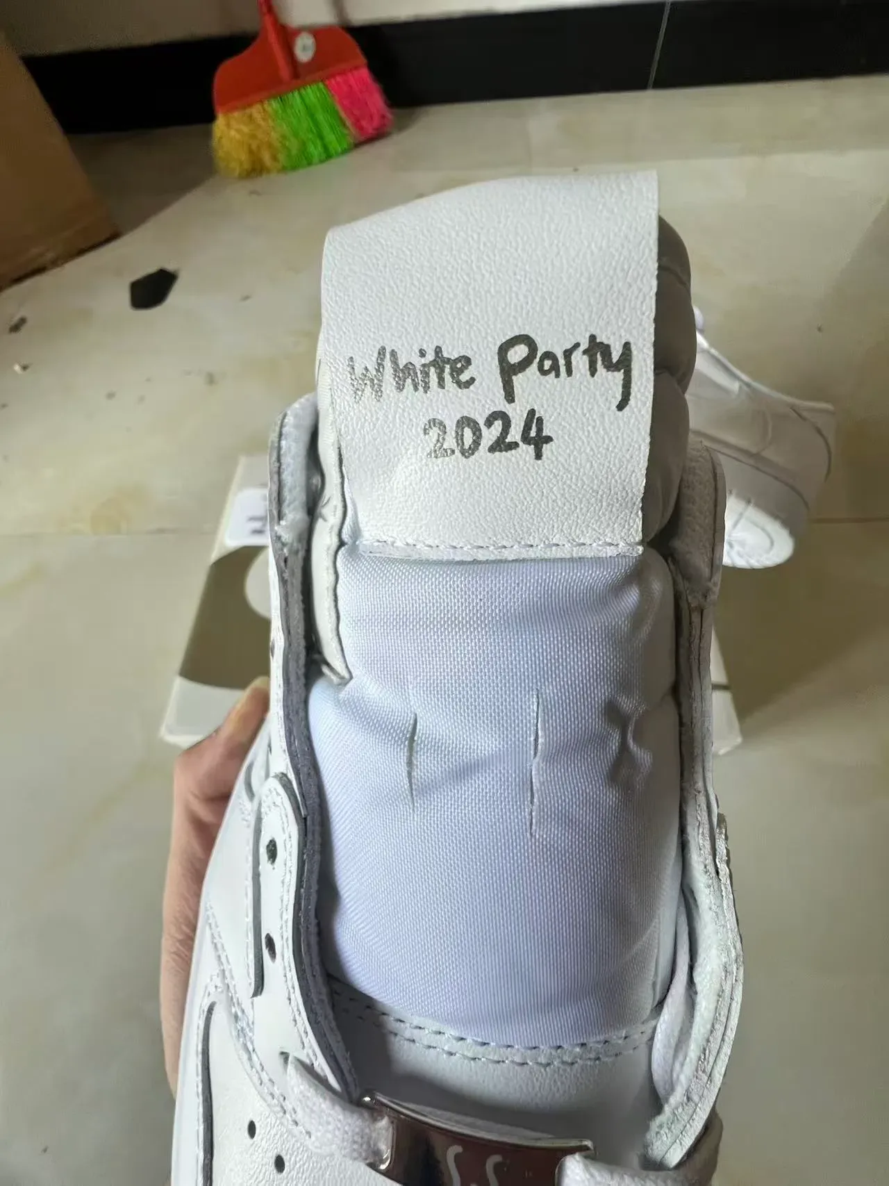 Nike White Laceless Low-Top Leather-Like Upper Lifestyle Sneakers 4