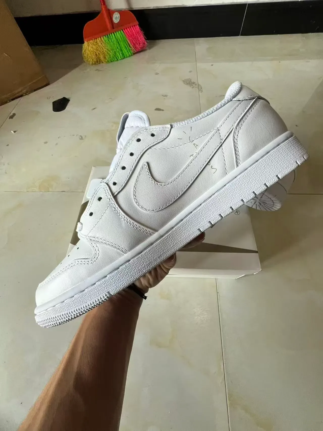 Nike White Laceless Low-Top Leather-Like Upper Lifestyle Sneakers 5