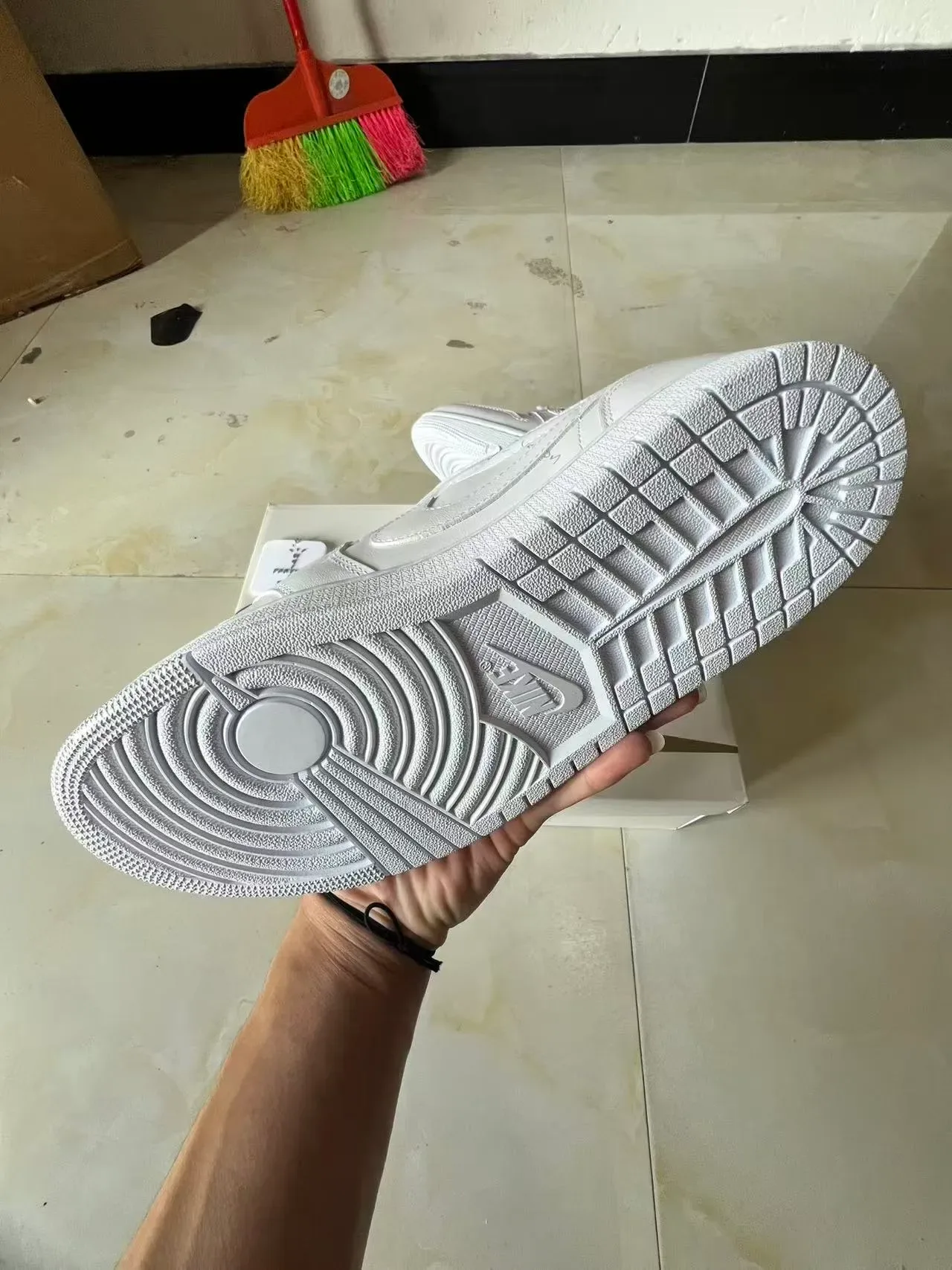 Nike White Laceless Low-Top Leather-Like Upper Lifestyle Sneakers 6