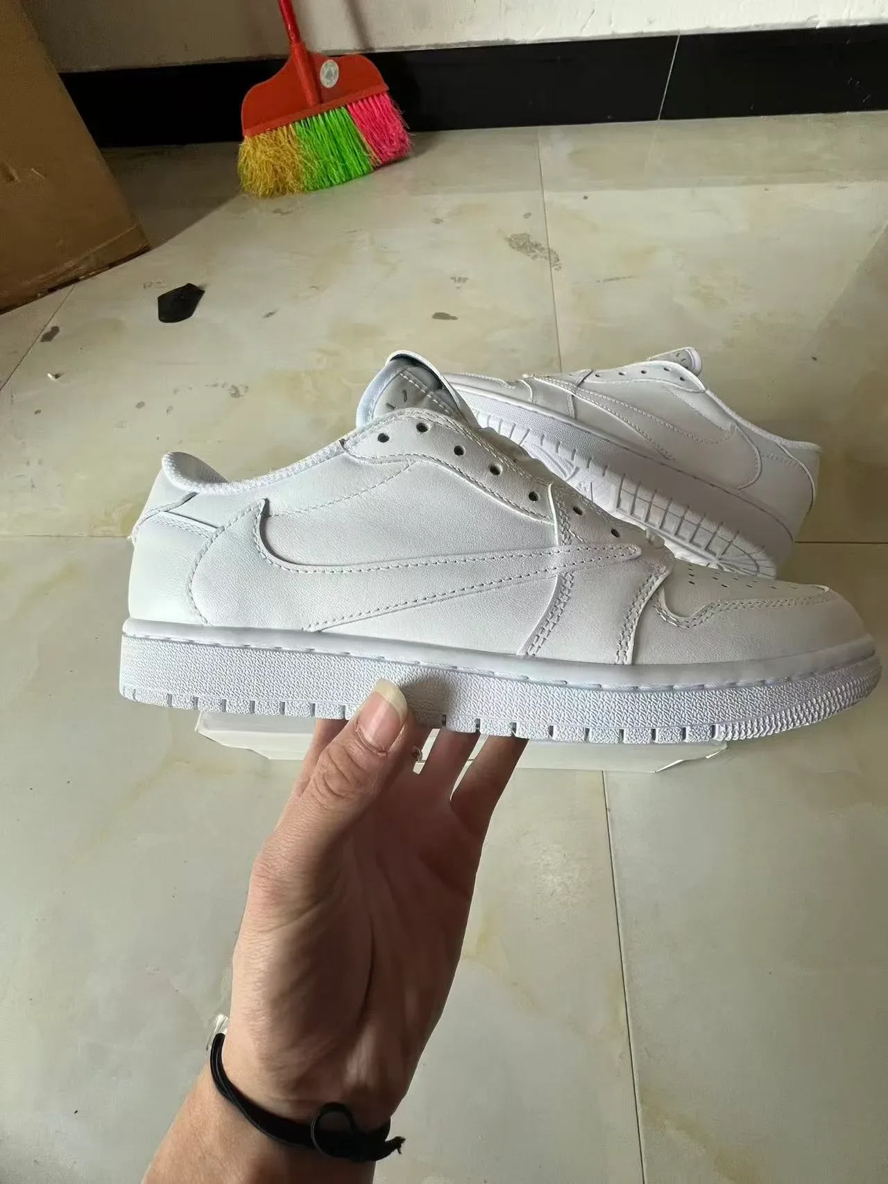 Nike White Laceless Low-Top Leather-Like Upper Lifestyle Sneakers 7