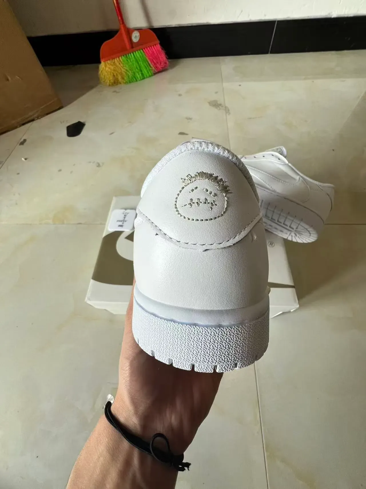 Nike White Laceless Low-Top Leather-Like Upper Lifestyle Sneakers 8