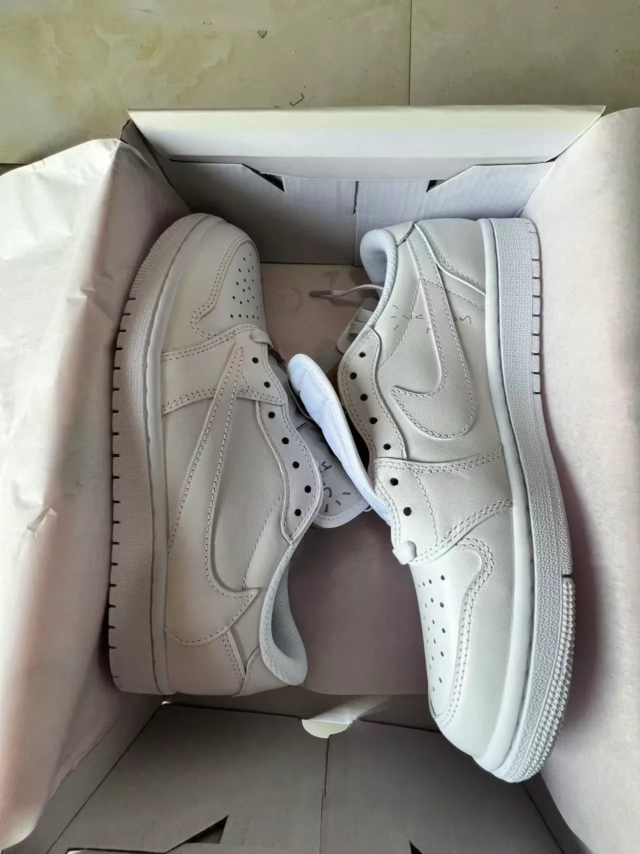 Nike White Laceless Low-Top Leather-Like Upper Lifestyle Sneakers 9