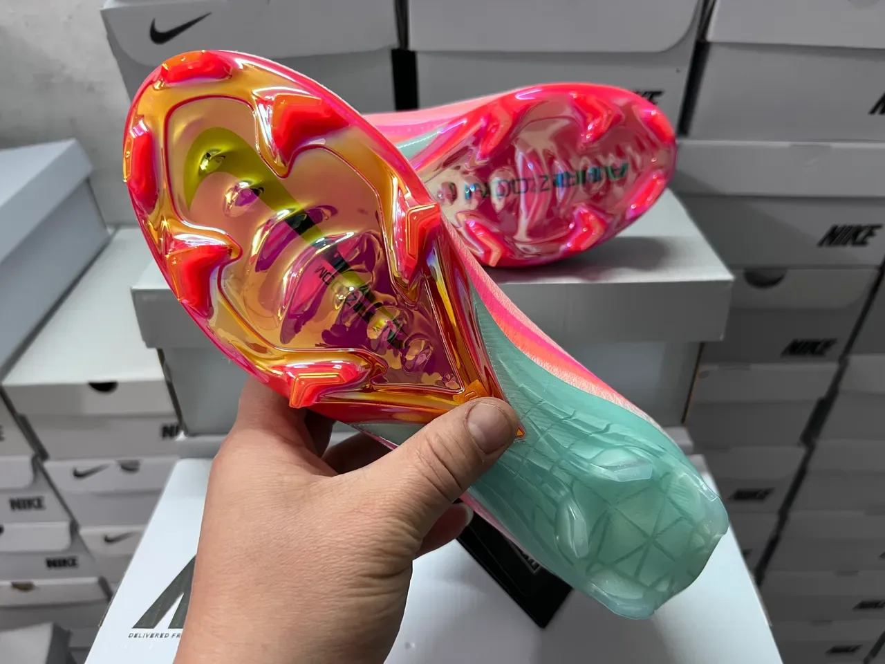 Nike Tênis de futebol branco e rosa upper tricô talão iridiscent TPU solo firme 2