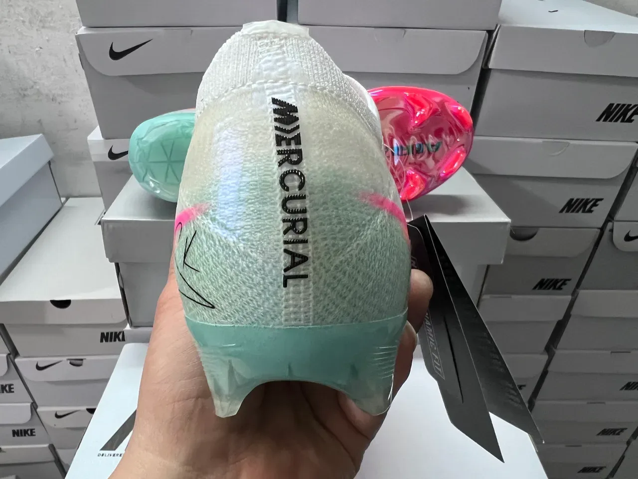 Nike Tênis de futebol branco e rosa upper tricô talão iridiscent TPU solo firme 3