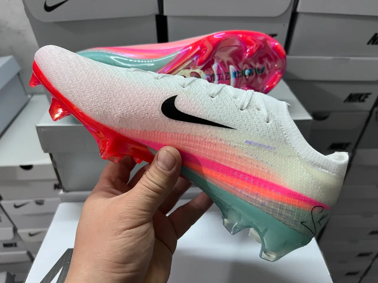 Nike Tênis de futebol branco e rosa upper tricô talão iridiscent TPU solo firme 4
